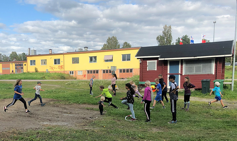 Barn leker på en skolgård i Matfors.