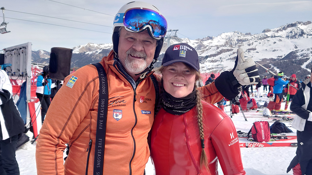 Speedskiåkaren Britta Backlund kramar om sin pappa Lars