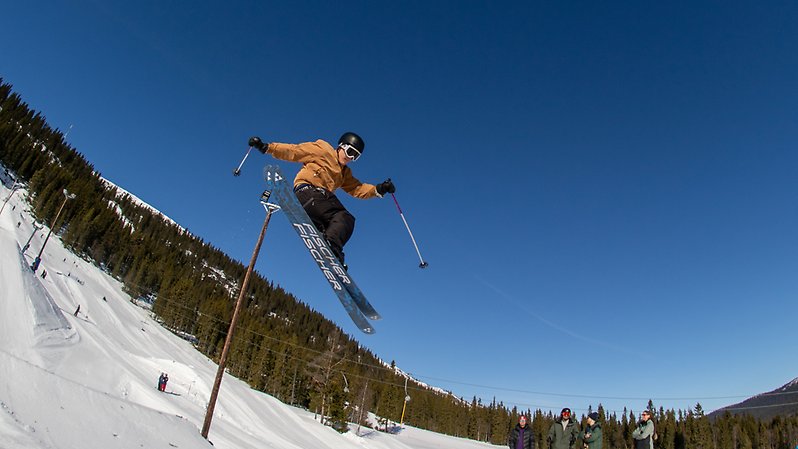 Freeskiåkare under SST i Funäsdalen 2025.