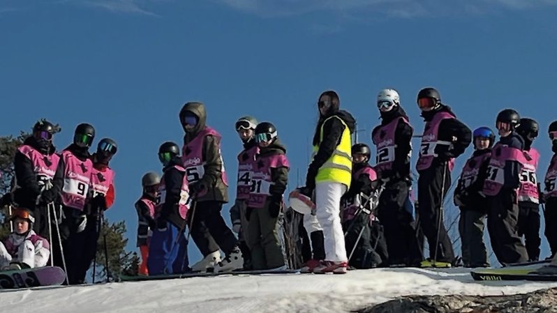 Elever i årskurs 6–9 deltar i skolmästerskapen i slopestyle. 
