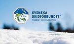 Blå himmel med snö i förgrunden och Svenska Skidförbundets logotyp.